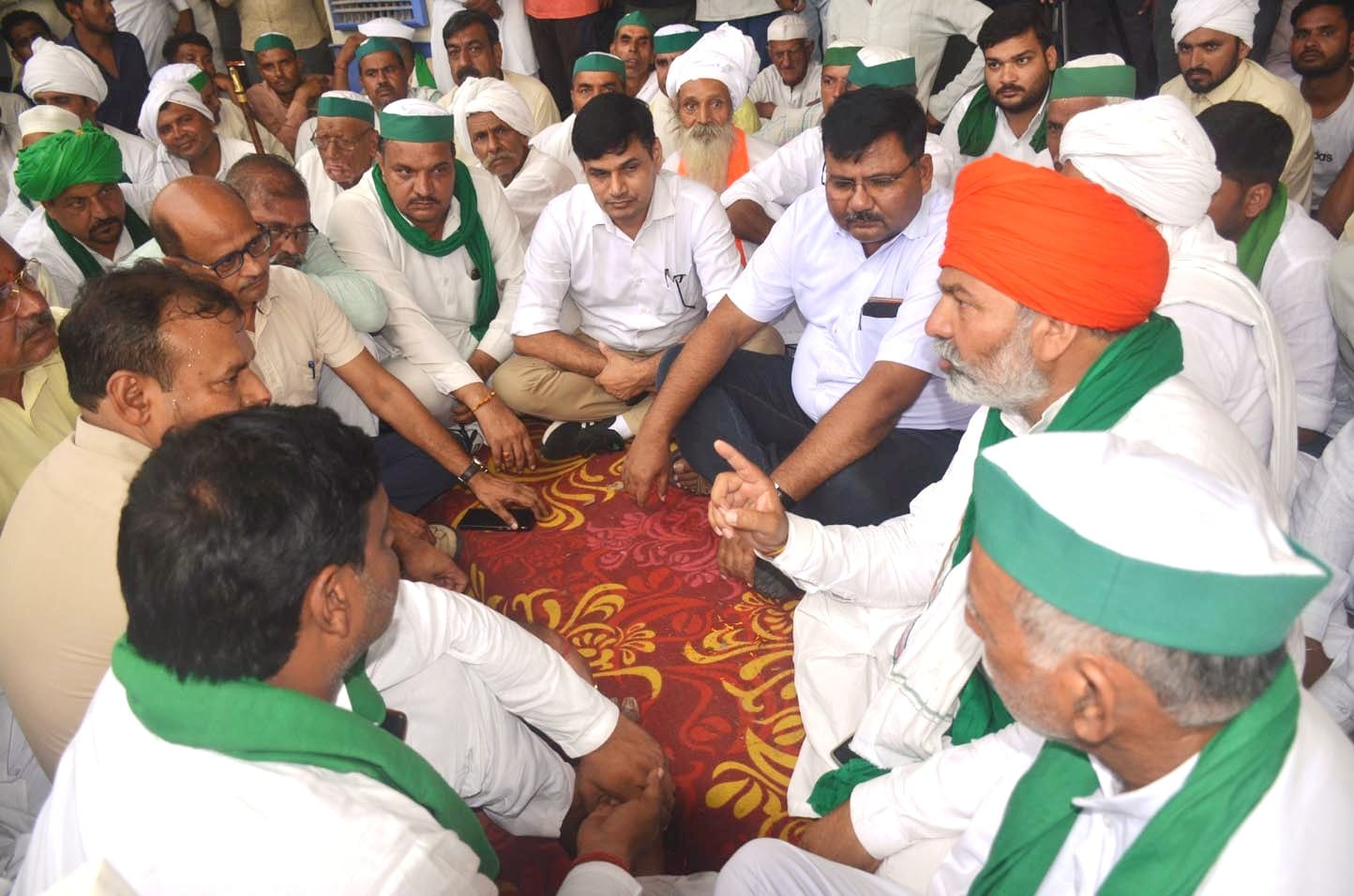 बुढ़ाना में ट्रैक्टर मार्च में ट्रैक्टर जेसीबी पर भाग लेते किसान। स्रोत संवाद। बुढ़ाना में ट्रैक्टर मार्च में ट्रैक्टर जेसीबी पर भाग लेते किसान। स्रोत संवाद।