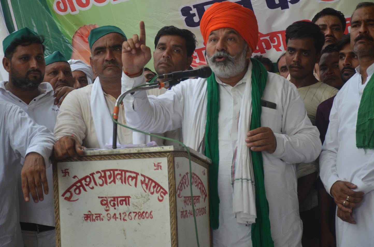 बुढ़ाना में ट्रैक्टर मार्च में ट्रैक्टर जेसीबी पर भाग लेते किसान। स्रोत संवाद। बुढ़ाना में ट्रैक्टर मार्च में ट्रैक्टर जेसीबी पर भाग लेते किसान। स्रोत संवाद।