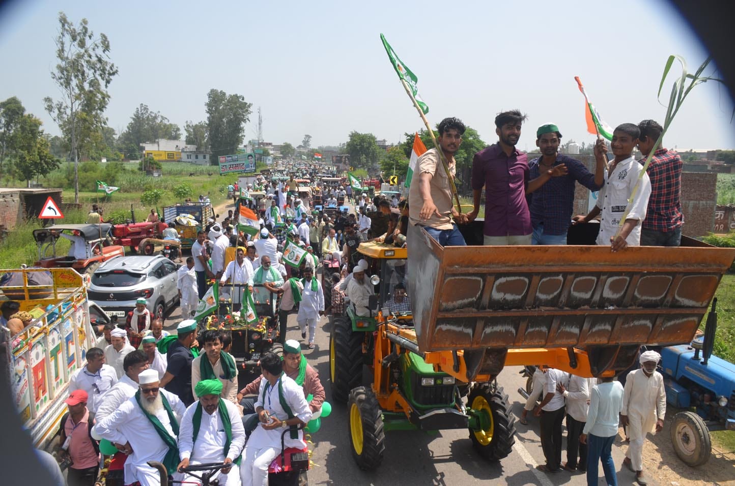 बुढ़ाना में ट्रैक्टर मार्च में ट्रैक्टर जेसीबी पर भाग लेते किसान। स्रोत संवाद। बुढ़ाना में ट्रैक्टर मार्च में ट्रैक्टर जेसीबी पर भाग लेते किसान। स्रोत संवाद।