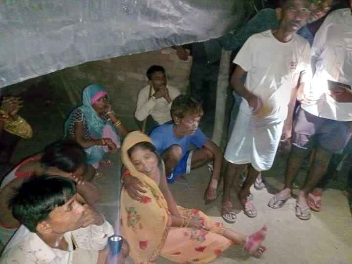 ग्रामीणों संग  कांबिंग करते वन कर्मी