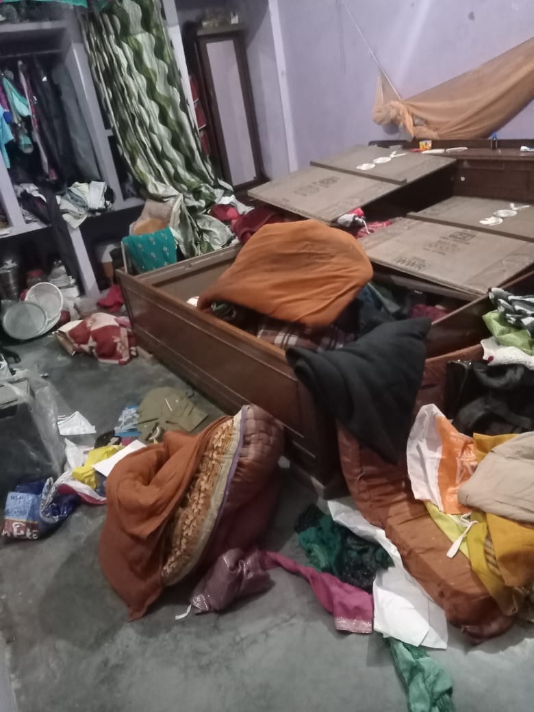 ग्रीन सिटी में मकान में चोरी की घटना के बाद लगी भीड़ । संवाद