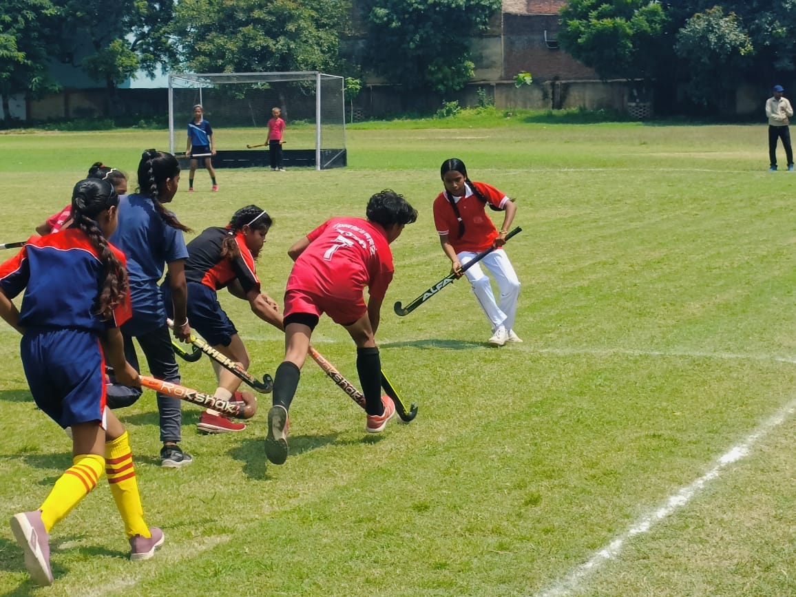 गांधी स्टेडियम में आयोजित हॉकी प्रतियोगिता में खेलते खिलाड़ी । संवाद