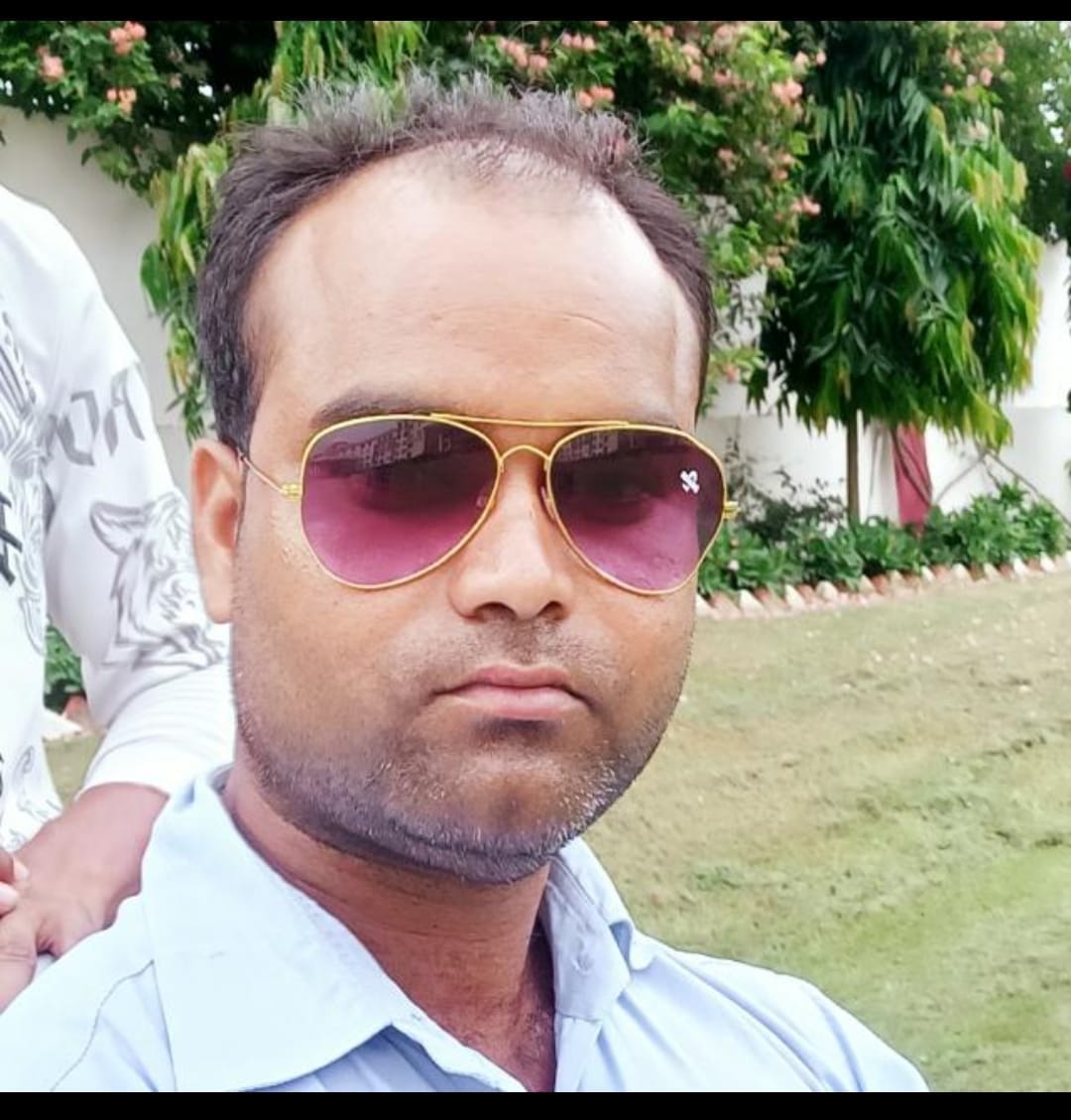 जहरीली गैस से बेहोश किसान को इलाज के लिए अस्पताल ले जाती पुलिस