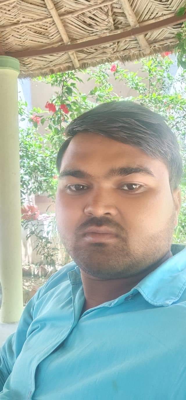 जहरीली गैस से बेहोश किसान को इलाज के लिए अस्पताल ले जाती पुलिस