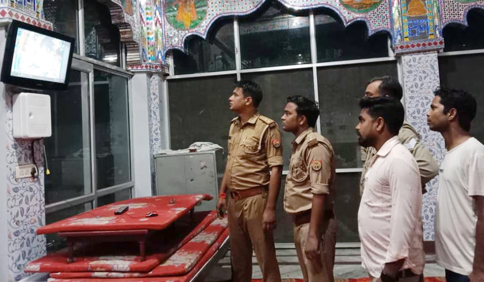 पलिया सीएचसी में दुर्घटना के बाद लगी लोगों की भीड़।