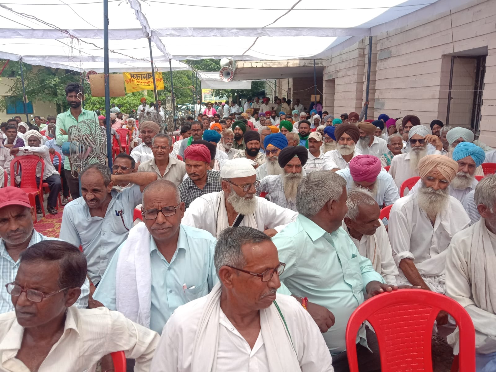 पूरनपुर में सहकारी गन्ना विकास समिति की बैठक कोे संबोधित करते पूर्व अध्यक्ष श्रीकांत सिह । संव