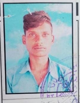 रोते बिलखते परिजन ।