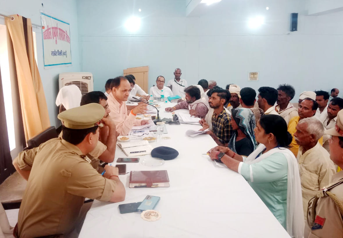 सदर तहसील में समाधान दिवस पर फरियादियों की शिकायतें सुनते डीएम,एसएसपी। संवाद