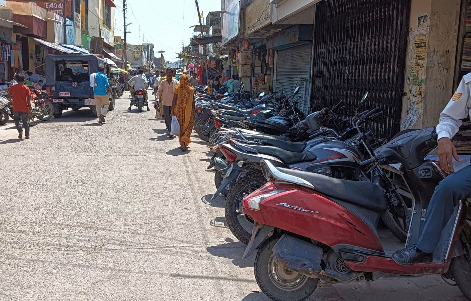सदर तहसील में समाधान दिवस पर फरियादियों की शिकायतें सुनते डीएम,एसएसपी। संवाद