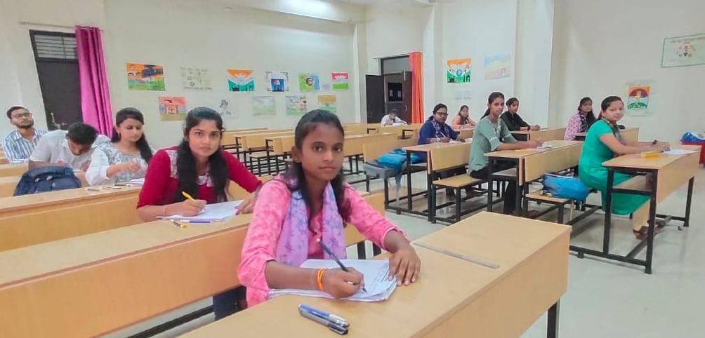 सिद्धार्थ विश्वविद्यालय में संस्कृत सप्ताह पर बच्चों को जानकारी देती डॉ नीता यादव डॉ आभा द्विवे सिद्धार्थ विश्वविद्यालय में संस्कृत सप्ताह पर बच्चों को जानकारी देती डॉ नीता यादव डॉ आभा द्विवे