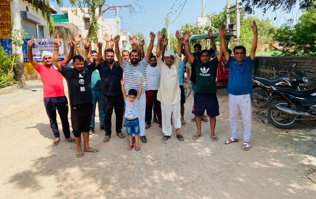 फोटो 43- टूटी हुई सड़क पर रोष प्रदर्शन करते गांव सनपेड़ा के ग्रामीण। संवाद फोटो 43- टूटी हुई सड़क पर रोष प्रदर्शन करते गांव सनपेड़ा के ग्रामीण। संवाद
