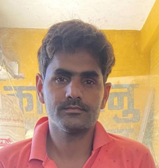 फोटो 43- टूटी हुई सड़क पर रोष प्रदर्शन करते गांव सनपेड़ा के ग्रामीण। संवाद फोटो 43- टूटी हुई सड़क पर रोष प्रदर्शन करते गांव सनपेड़ा के ग्रामीण। संवाद