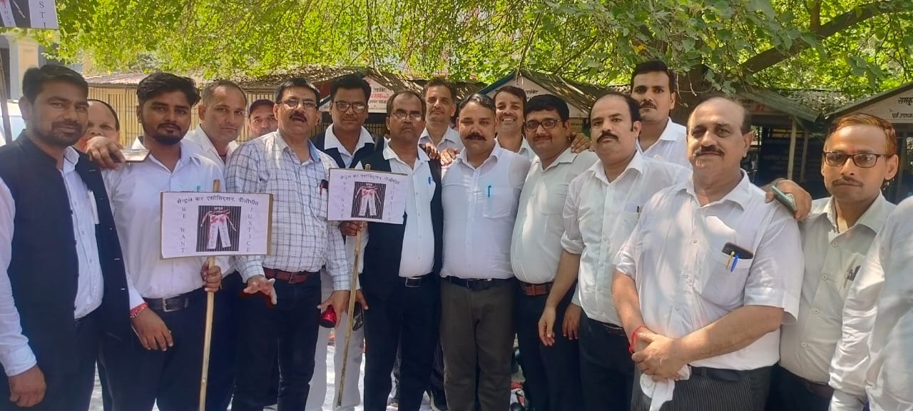 कलीनगर में धरने पर बैठे अधिवक्ता । संवाद