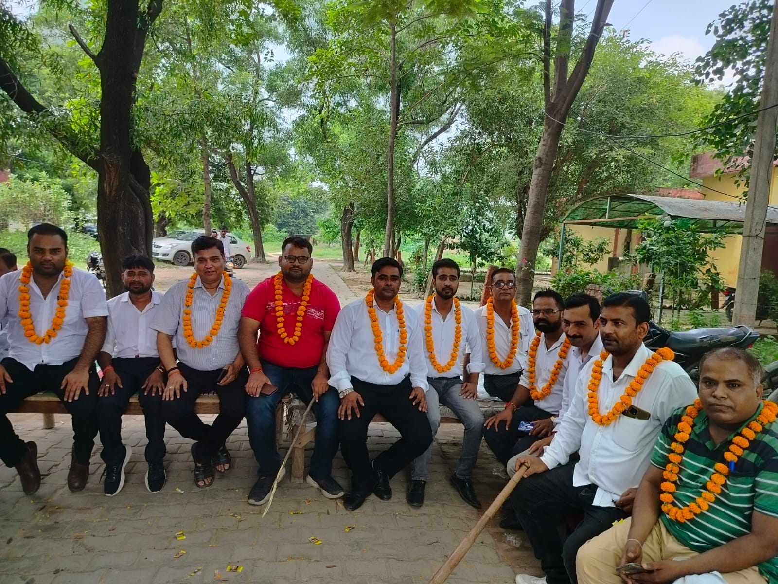 कलीनगर में धरने पर बैठे अधिवक्ता । संवाद