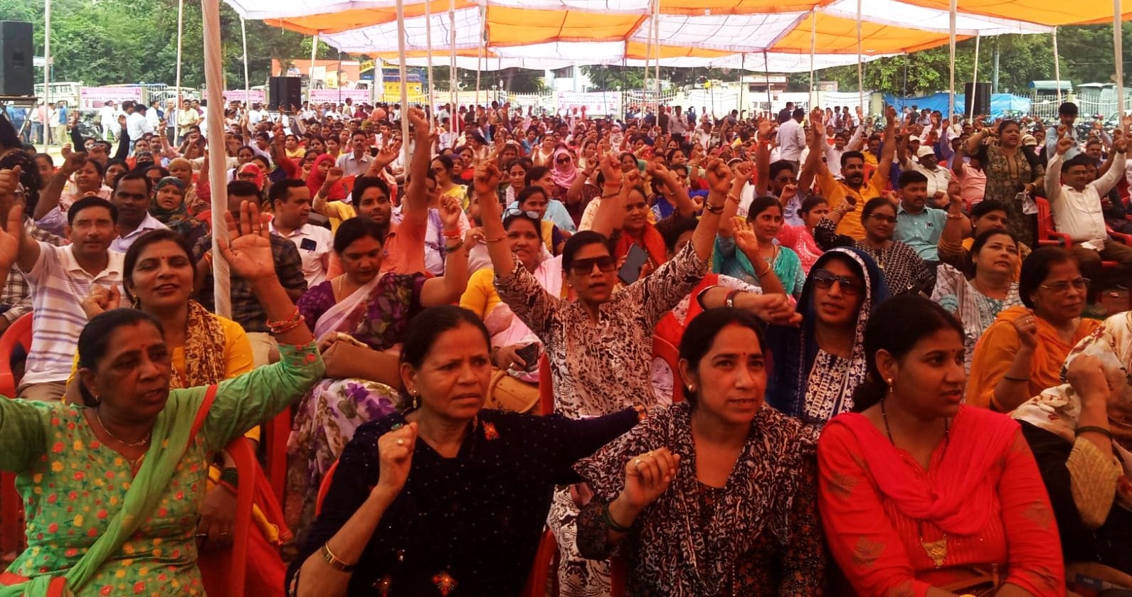 खिरनीबाग स्थित जीआईसी खेल मैदान में शिक्षकों को संबाेधित करते उत्तर प्रदेशीय प्राथमिक शिक्ष