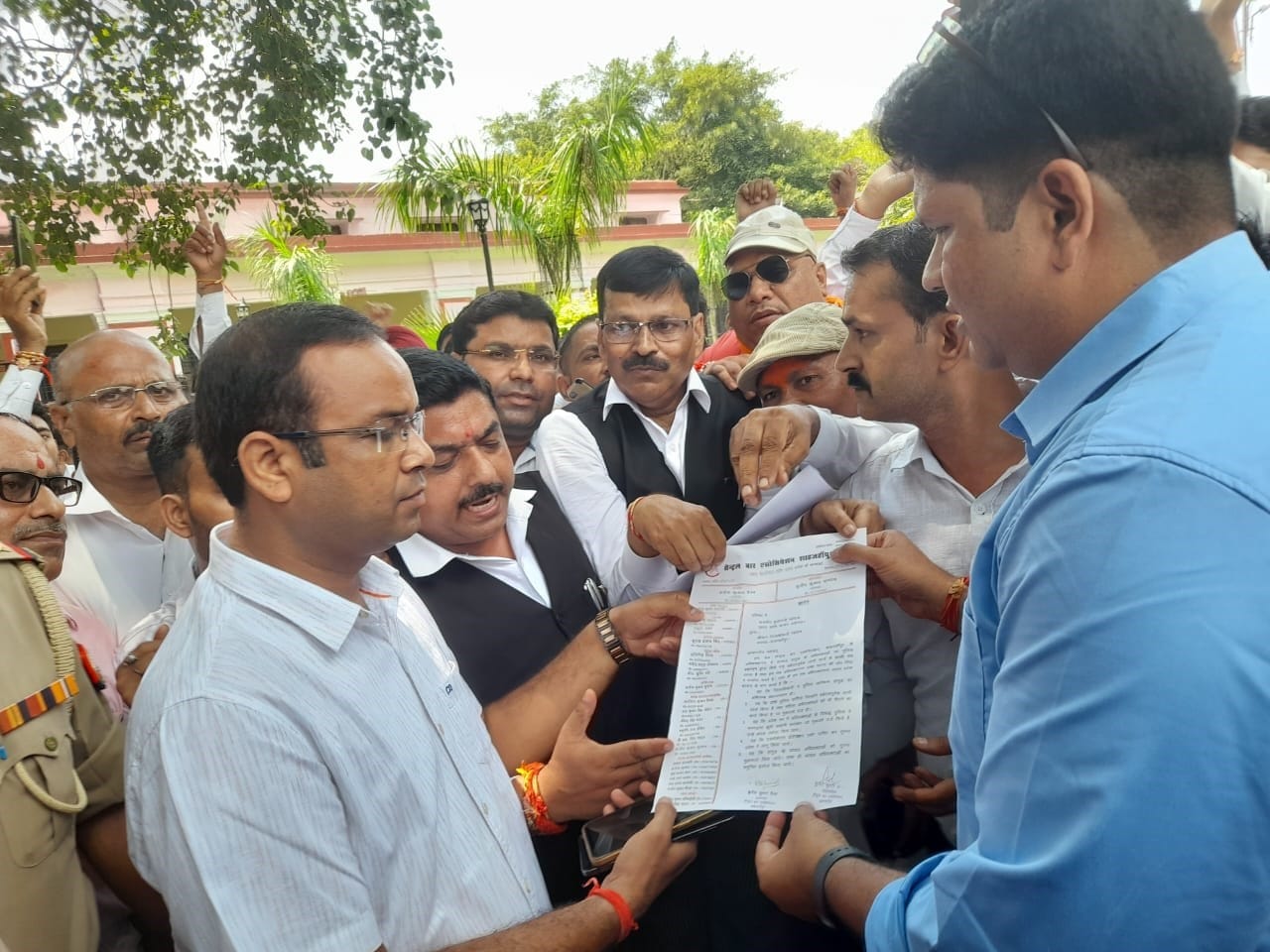 पुवायां में तहसीलदार को ज्ञापन देते सिविल बार एसोसिएशन के अधिवक्ता