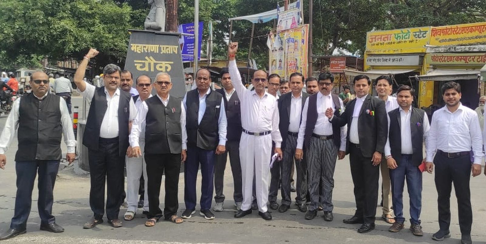 बिसौली में एसडीएम को ज्ञापन देते वकील। संवाद