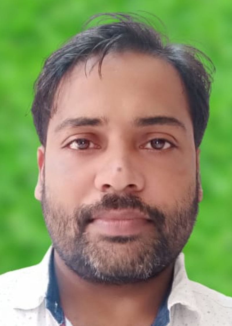 छात्रों को विज्ञान के प्रयोग कराते शिक्षक मनीष। संवाद छात्रों को विज्ञान के प्रयोग कराते शिक्षक मनीष। संवाद
