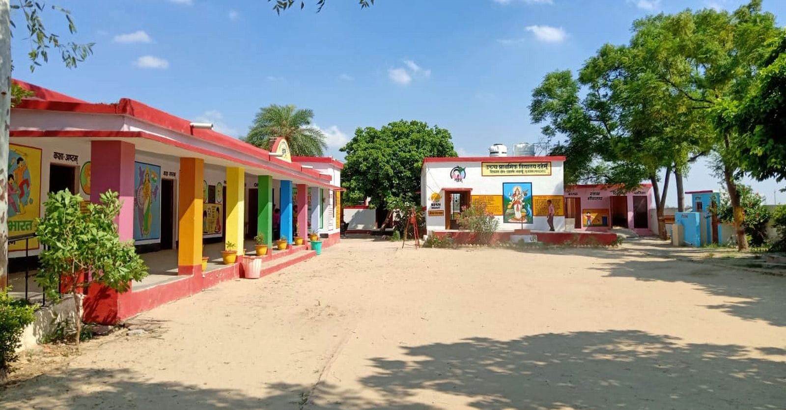 छात्रों को विज्ञान के प्रयोग कराते शिक्षक मनीष। संवाद छात्रों को विज्ञान के प्रयोग कराते शिक्षक मनीष। संवाद