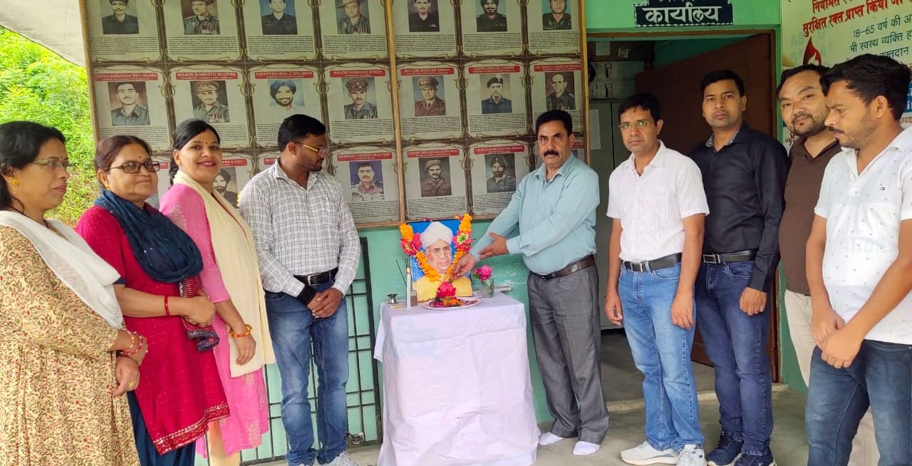 एसडीएस इंटर कालेज में शिक्षक दिवस पर सम्मानित करते मुख्य अतिथि। संवाद एसडीएस इंटर कालेज में शिक्षक दिवस पर सम्मानित करते मुख्य अतिथि। संवाद
