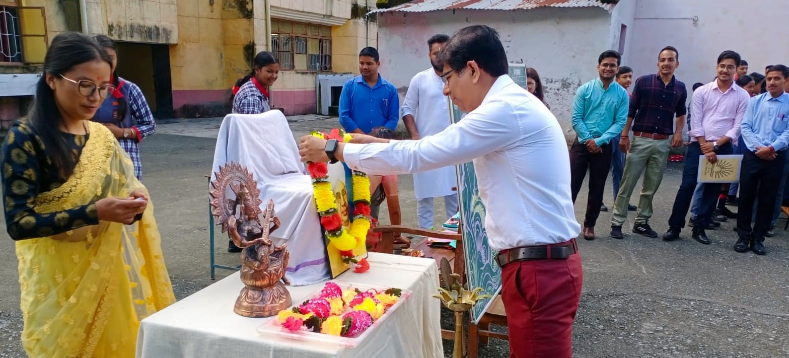 एसडीएस इंटर कालेज में शिक्षक दिवस पर सम्मानित करते मुख्य अतिथि। संवाद एसडीएस इंटर कालेज में शिक्षक दिवस पर सम्मानित करते मुख्य अतिथि। संवाद