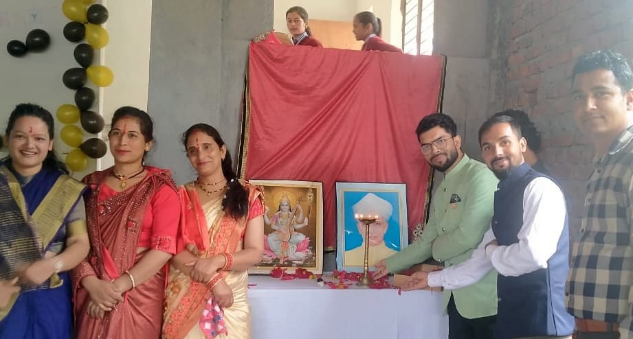 एसडीएस इंटर कालेज में शिक्षक दिवस पर सम्मानित करते मुख्य अतिथि। संवाद एसडीएस इंटर कालेज में शिक्षक दिवस पर सम्मानित करते मुख्य अतिथि। संवाद