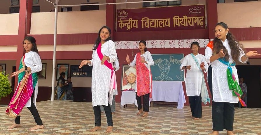 एसडीएस इंटर कालेज में शिक्षक दिवस पर सम्मानित करते मुख्य अतिथि। संवाद एसडीएस इंटर कालेज में शिक्षक दिवस पर सम्मानित करते मुख्य अतिथि। संवाद