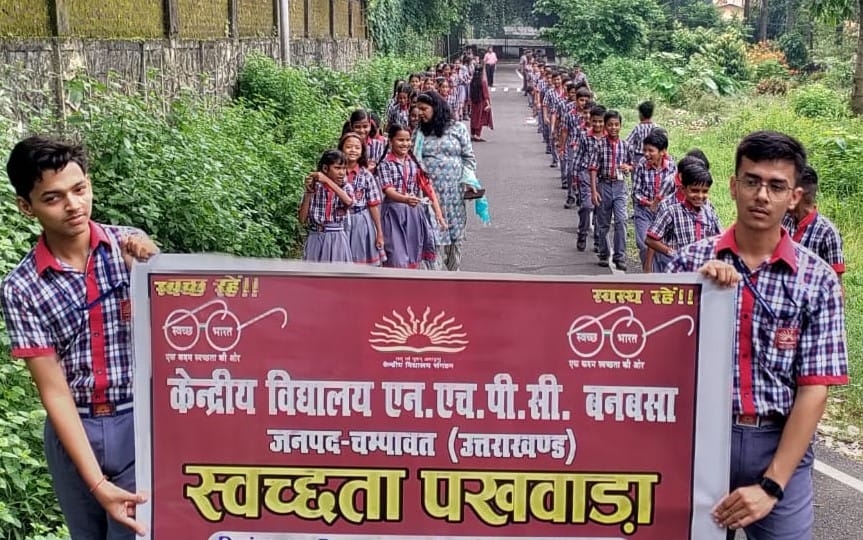 गणाईंगंगोली में विद्यालय परिसर की सफाई करती छात्राएं। स्रोत: विद्यालय गणाईंगंगोली में विद्यालय परिसर की सफाई करती छात्राएं। स्रोत: विद्यालय