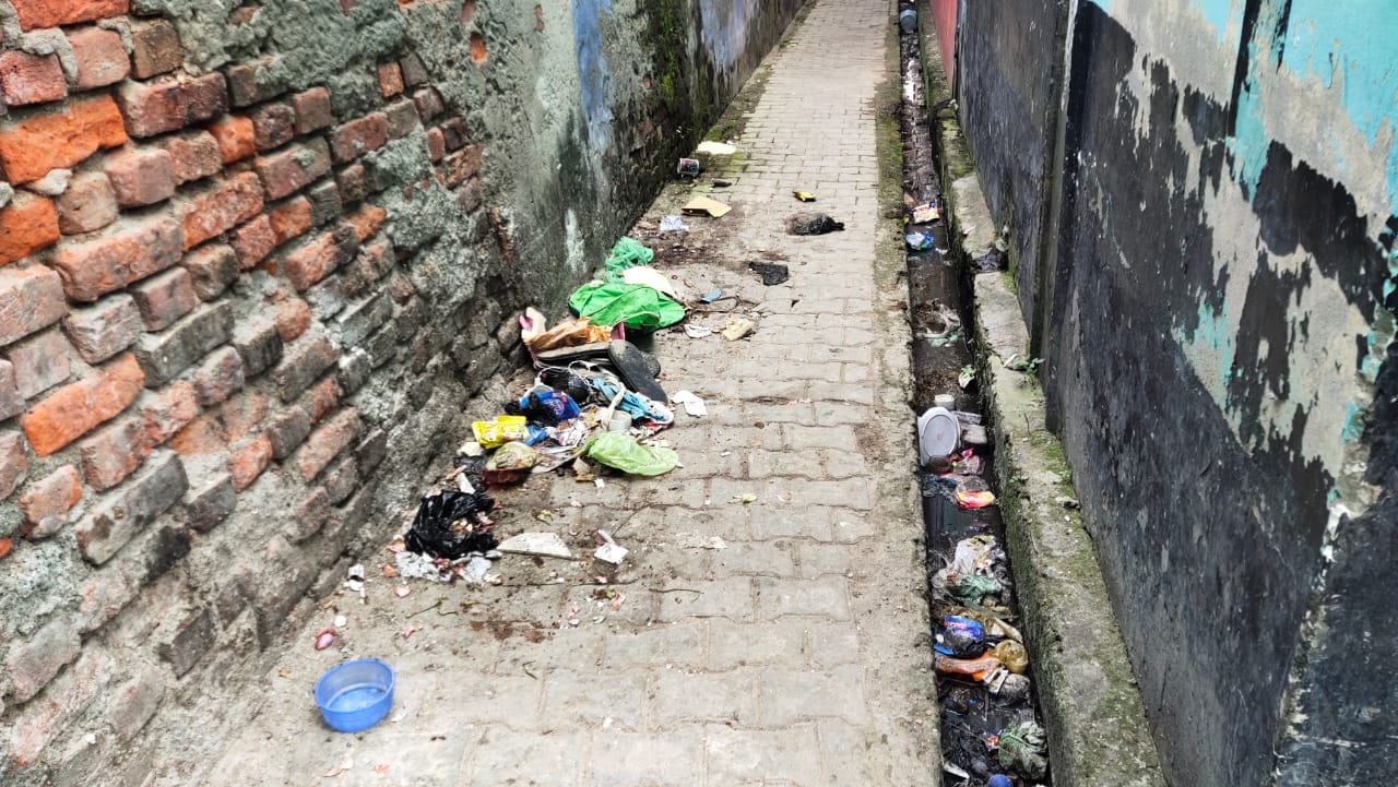 जहानाबाद में नगर पंचायत के गेट पर धरने पर बैठे सफाई कर्मी । संवाद