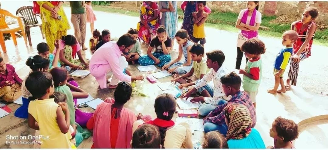 निगोही के संविलियन विद्यालय पतराजपुर में बच्चों को पढ़ाती श्वेता प्रताप