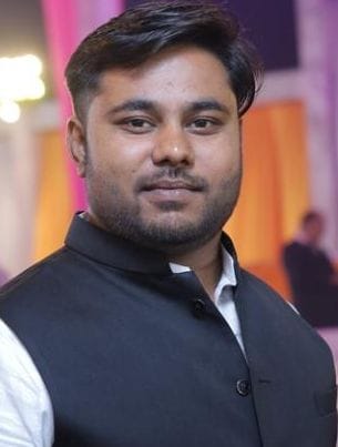 निगोही के संविलियन विद्यालय पतराजपुर में बच्चों को पढ़ाती श्वेता प्रताप