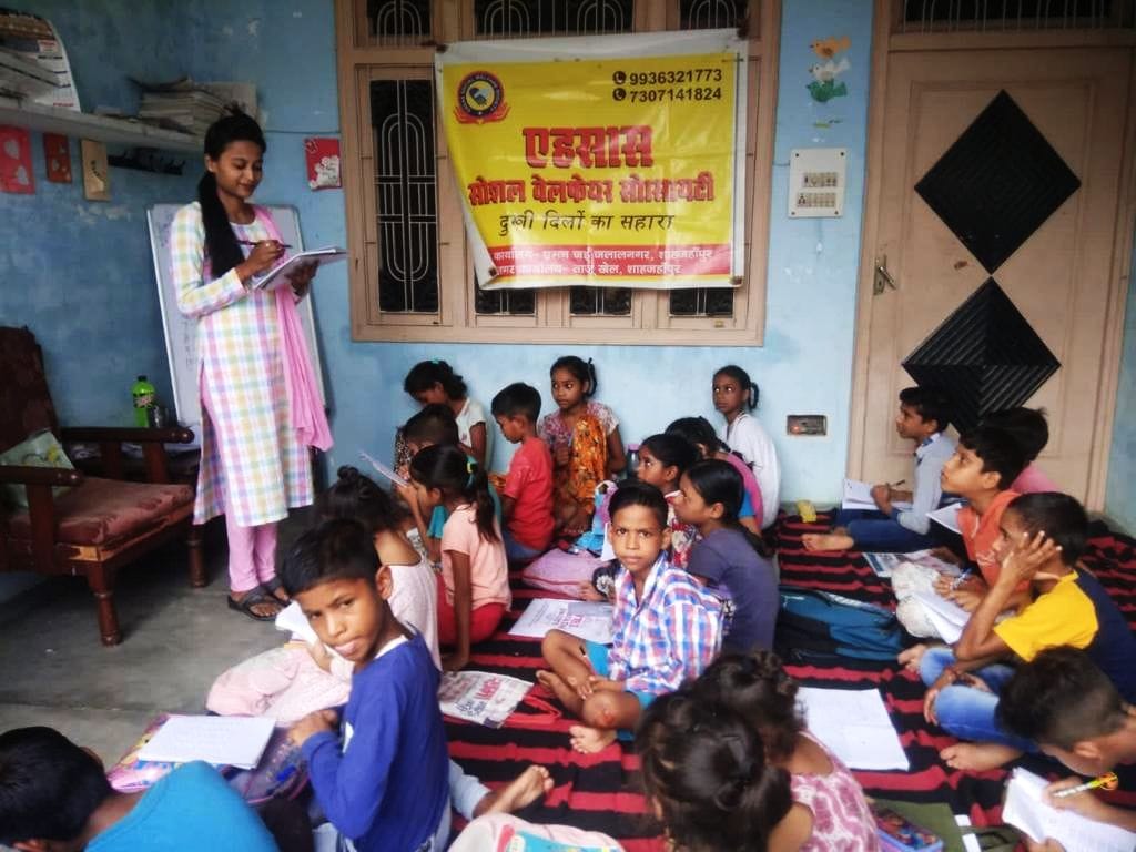 निगोही के संविलियन विद्यालय पतराजपुर में बच्चों को पढ़ाती श्वेता प्रताप