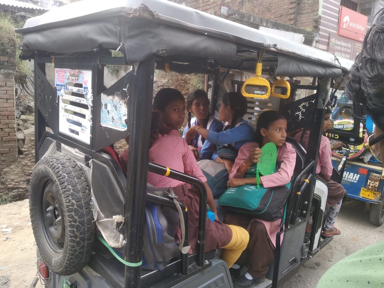 शाहजहांपुर में जाम को खुलवाने का प्रयास करता होमगार्ड