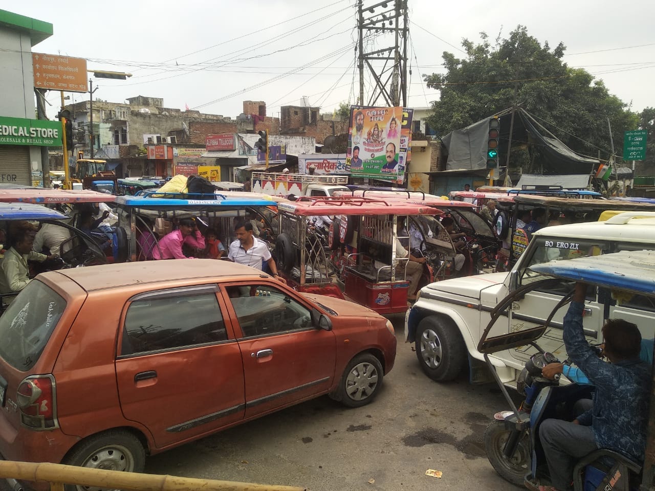 शाहजहांपुर में जाम को खुलवाने का प्रयास करता होमगार्ड