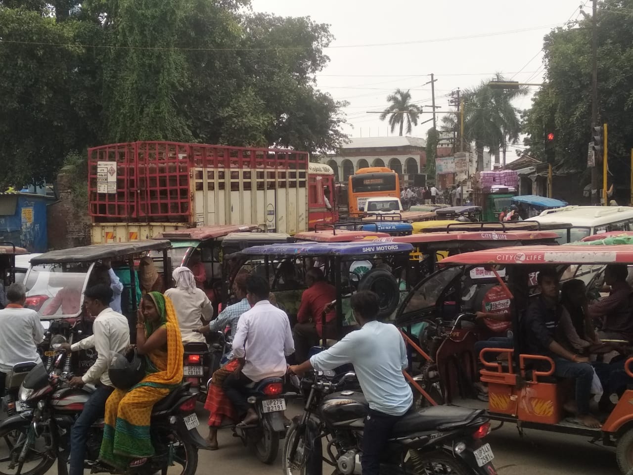 शाहजहांपुर में जाम को खुलवाने का प्रयास करता होमगार्ड