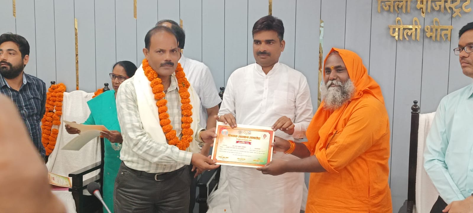 शिक्षक दिवस पर पुरनपुर के सेंट जोसेफ स्कूल में कार्यक्रम प्रस्तुत करते बच्चे । संवाद