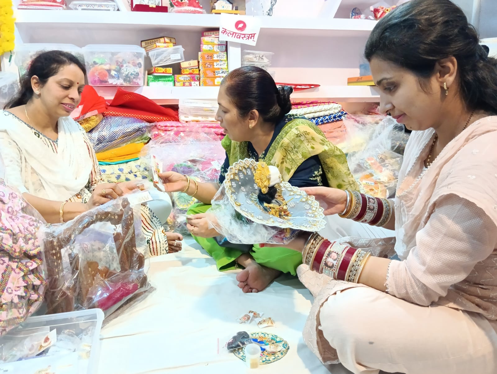 तैयारी श्री कूष्ण जन्माअष्टमी पर्व की - शहर के मोहल्ला साहुकारा स्थित श्री राधा रमण मंदिर में 