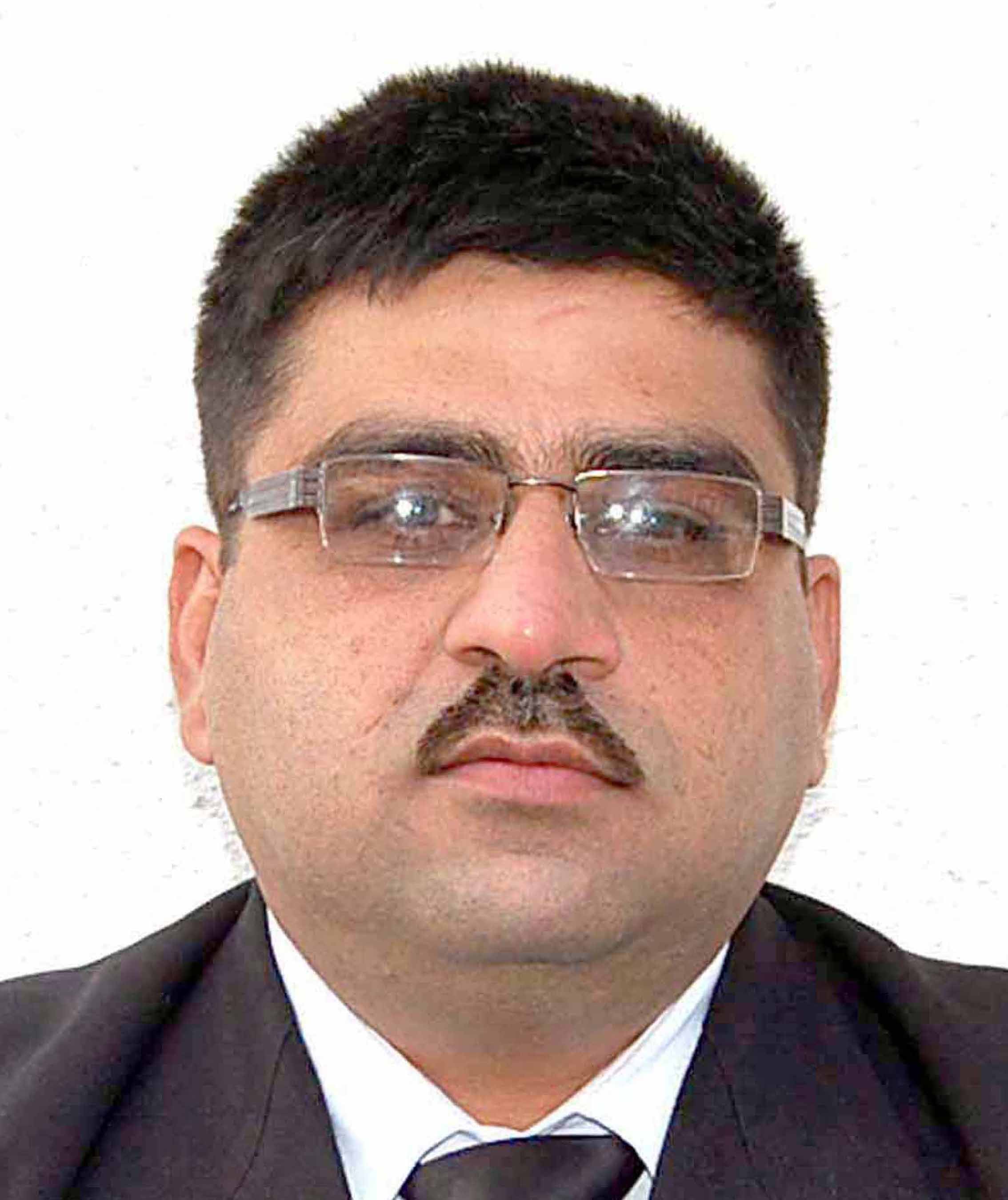 अंबाला कोर्ट परिसर में हुए वर्क सस्पेंड के दौरान कोर्ट परिसर के मुख्यद्वार के बाहर खड़े अधिवक्त अंबाला कोर्ट परिसर में हुए वर्क सस्पेंड के दौरान कोर्ट परिसर के मुख्यद्वार के बाहर खड़े अधिवक्त