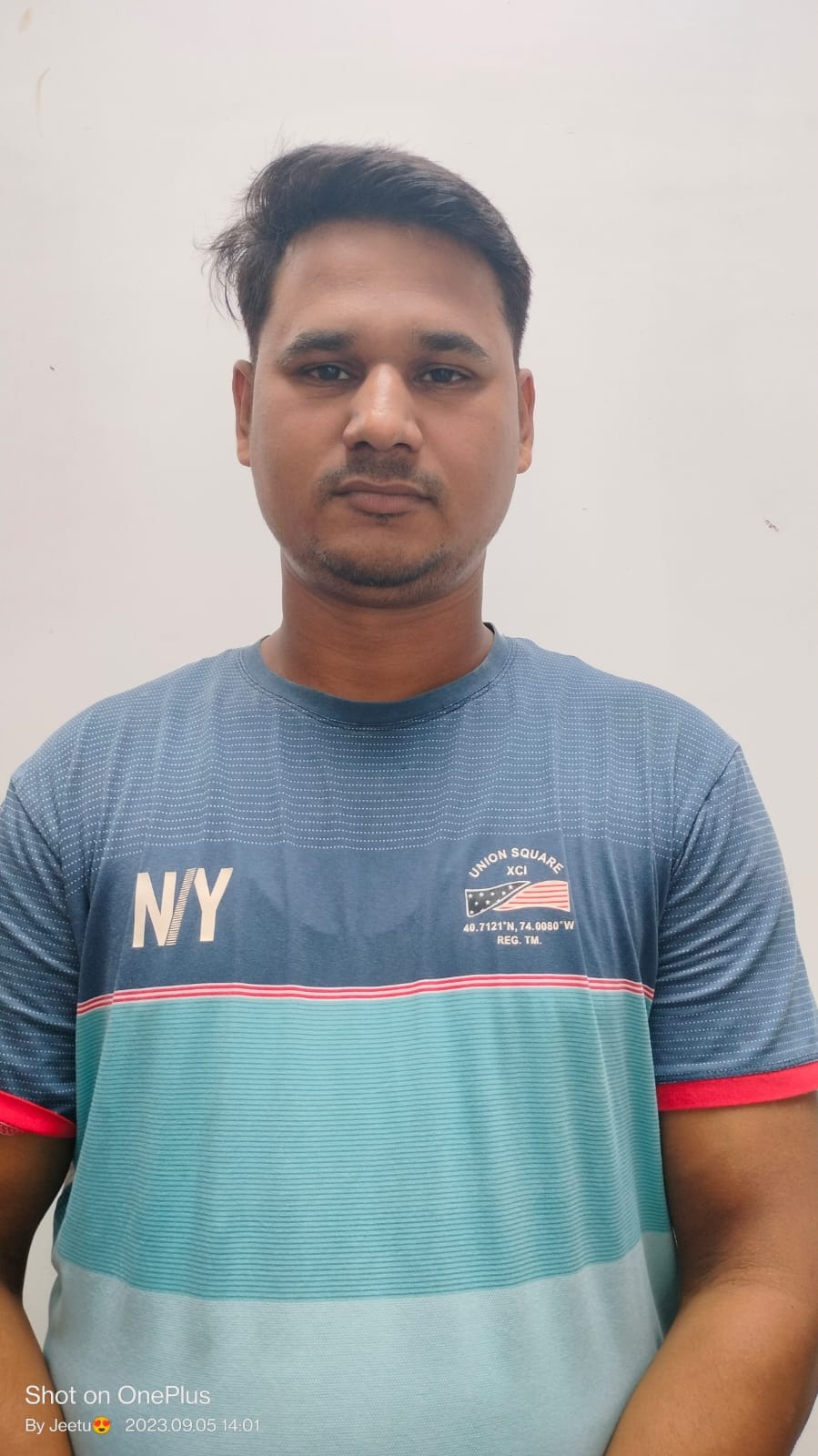 बिजली ठीक करता कर्मी ।