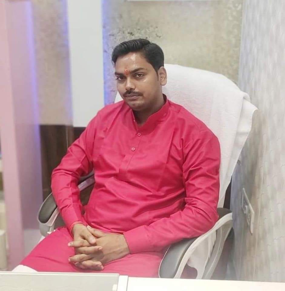 बिजली ठीक करता कर्मी ।