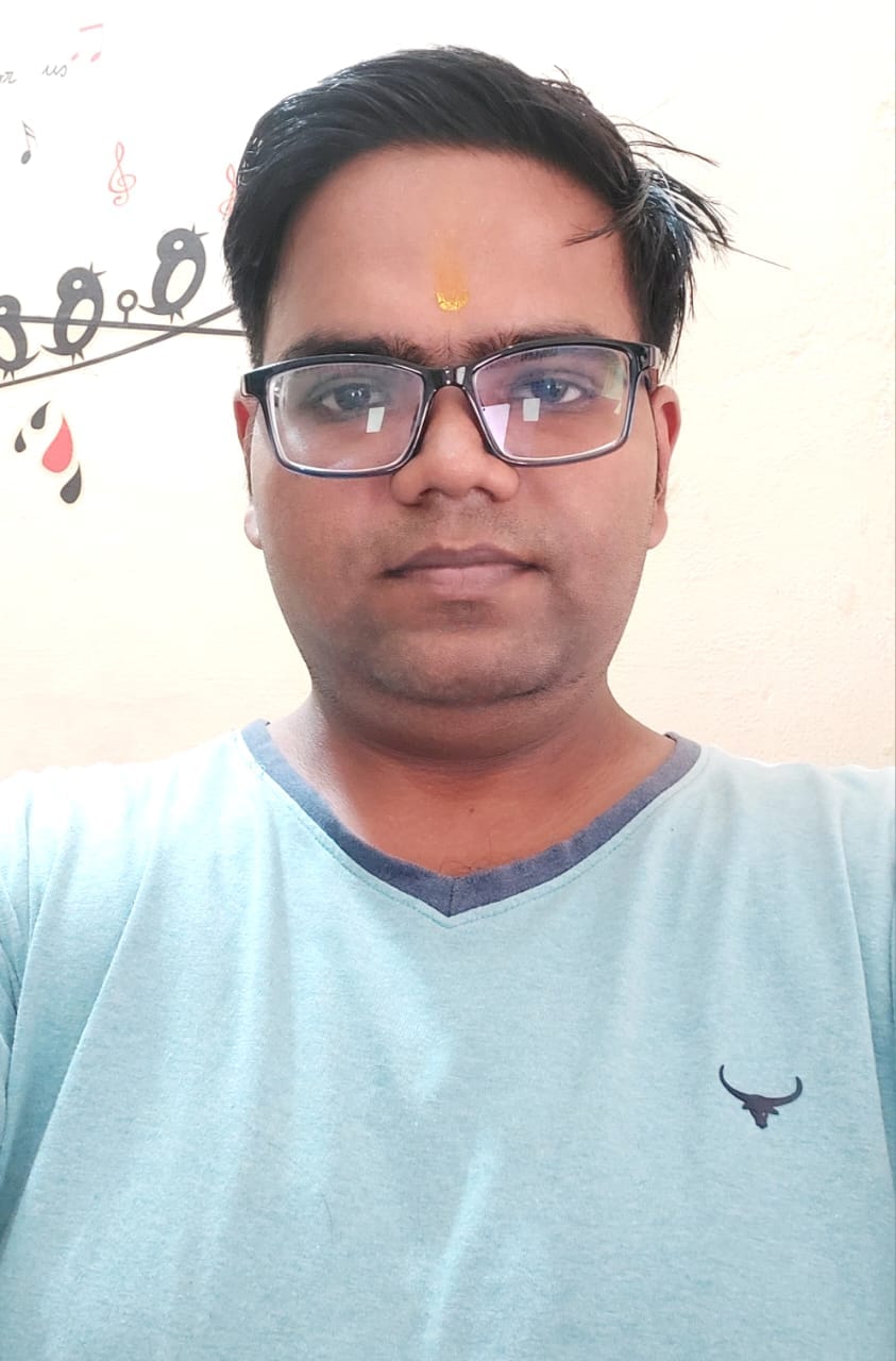 बिजली ठीक करता कर्मी ।