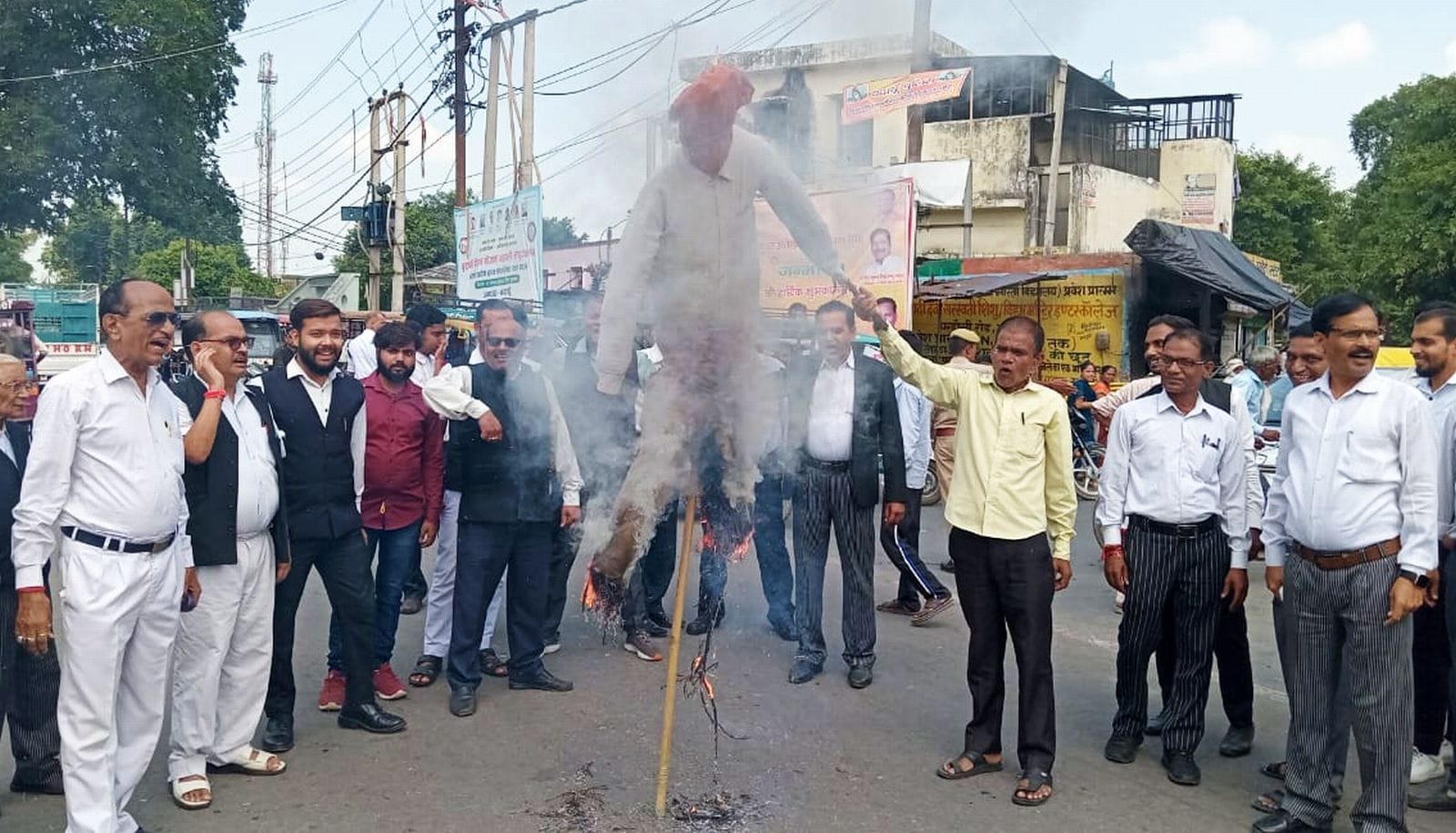 बिल्सी तहसील में प्रदेश के डीजीपी का पुतला फुंकते वकील। संवाद