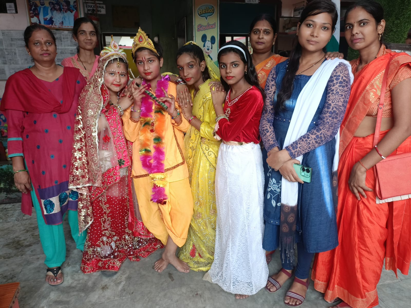 बीसलपुर के साहु जी महाराज स्कूल में आयोजित कार्यक्रम में मौजूद बच्चे । संवाद