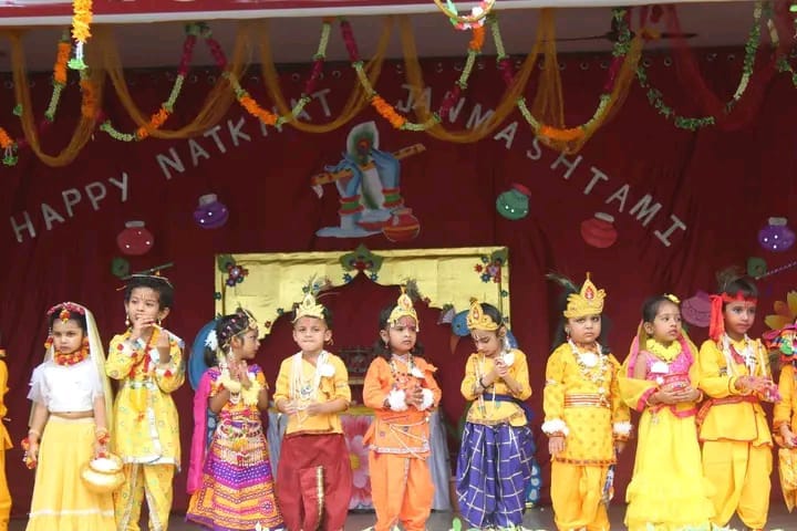 बीसलपुर के साहु जी महाराज स्कूल में आयोजित कार्यक्रम में मौजूद बच्चे । संवाद