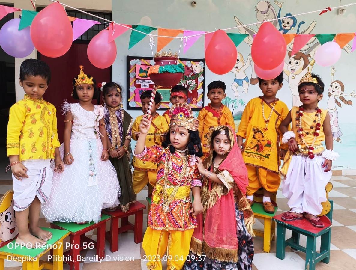 बीसलपुर के साहु जी महाराज स्कूल में आयोजित कार्यक्रम में मौजूद बच्चे । संवाद