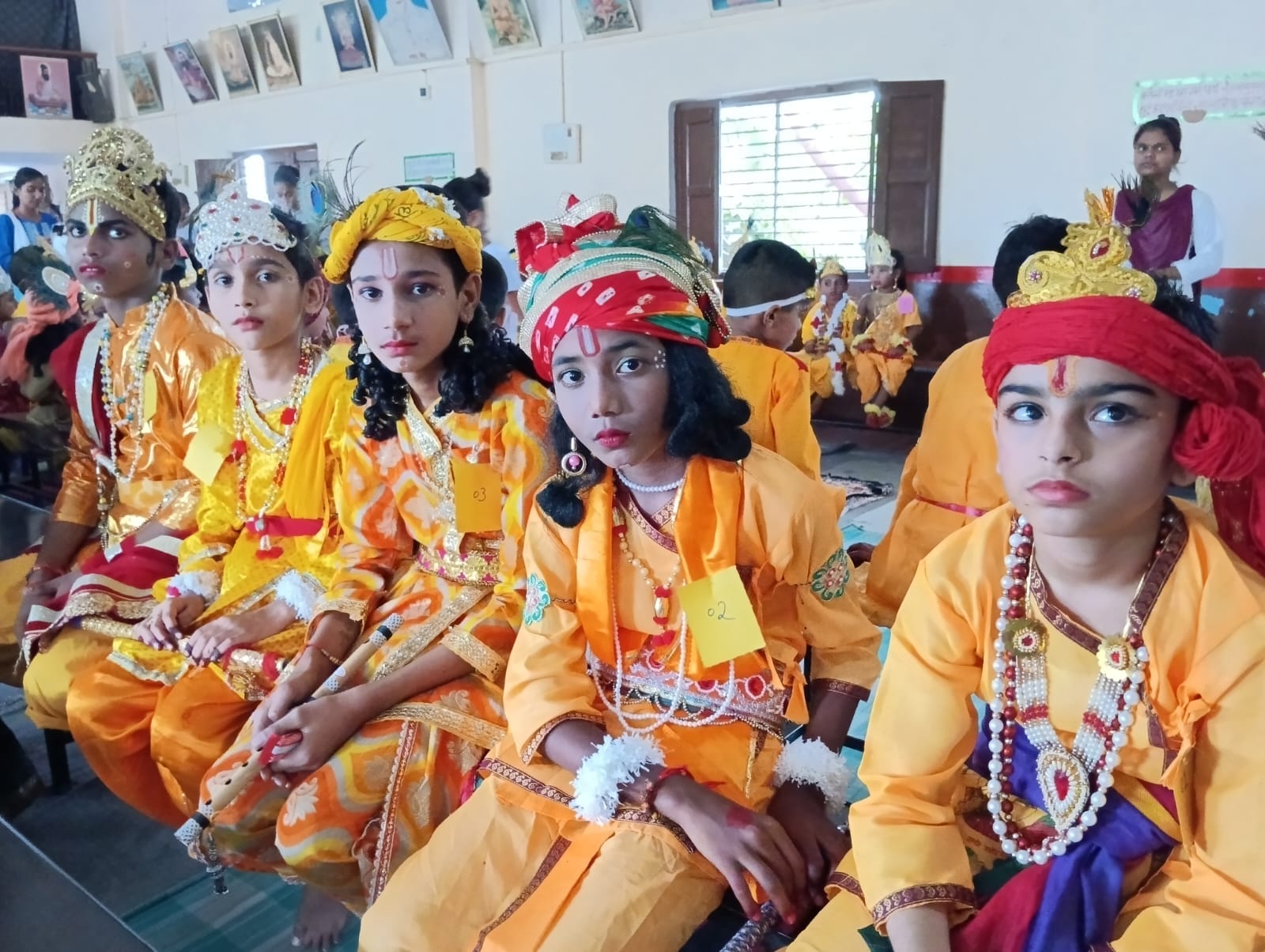 बीसलपुर के साहु जी महाराज स्कूल में आयोजित कार्यक्रम में मौजूद बच्चे । संवाद