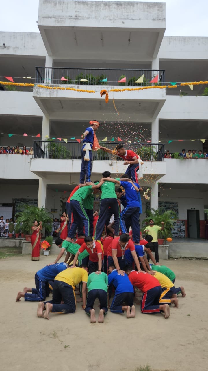 बीसलपुर के साहु जी महाराज स्कूल में आयोजित कार्यक्रम में मौजूद बच्चे । संवाद