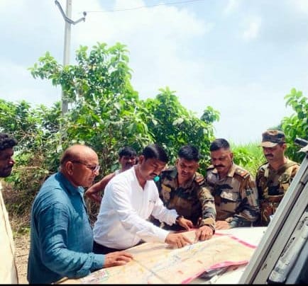 फूलबेहड़ मे शारदा नदी किनारे मौका मुआयना करते सेना के अफसर फूलबेहड़ मे शारदा नदी किनारे मौका मुआयना करते सेना के अफसर