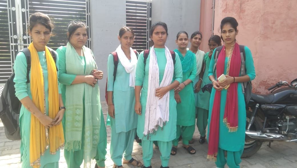 फोटो 01- महाविद्यालय के बाहर रोष प्रकट करती एएनएम की छात्राएं। संवाद फोटो 01- महाविद्यालय के बाहर रोष प्रकट करती एएनएम की छात्राएं। संवाद