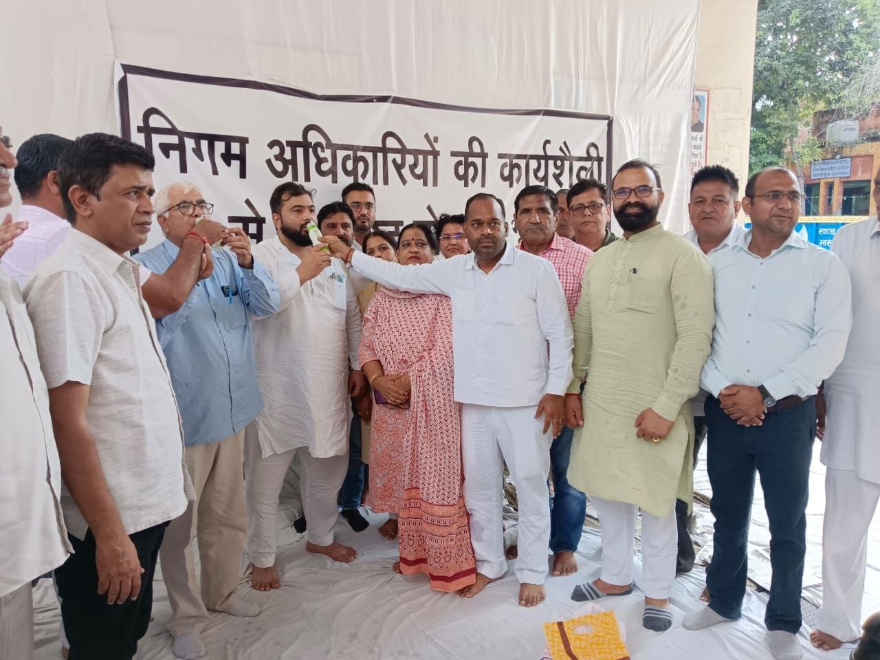 फोटो 03. नगर निगम कार्यालय में डिप्टी मेयर मनजीत गहलावत व पार्षद प्रतिनिधि राजेश दहिया को जूस फोटो 03. नगर निगम कार्यालय में डिप्टी मेयर मनजीत गहलावत व पार्षद प्रतिनिधि राजेश दहिया को जूस